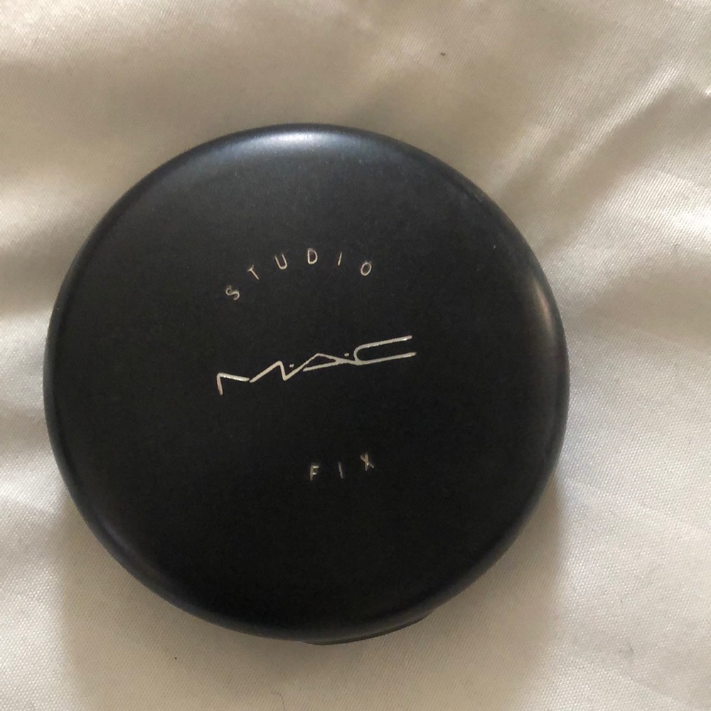 MAC Studio Fix Powder Plus Foundation NW35